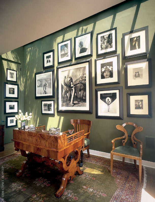 В домашнем офисе — бюро и стул в стиле бидермейер. Фотографии Херба Ритца Дэмиена Херста Ричарда Аведона и Эдварда Штайхена.