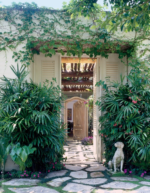Дом окружает стена увитая диким виноградом. “Требуются годы чтобы растения так разрослись — говорят дизайнеры. — Но...