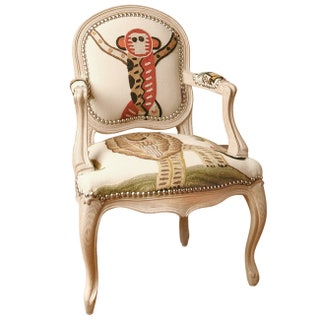 Кресло из новой коллекции Collection Pierre текстиль дерево | в cалоне Decoconcept www.decoconcept.ru.