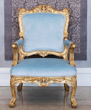 Кресло из коллекции Galleria шелковый бархат дерево сусальное золото Oak. Ковер шелк шерсть Sahrai.