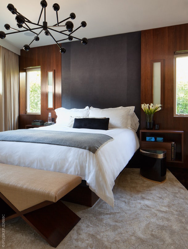 Спальня хозяина дома. Люстра Pouenat. Кровать и тумбочки по дизайну Барадаран скамья — из ее собственной мебельной линии.