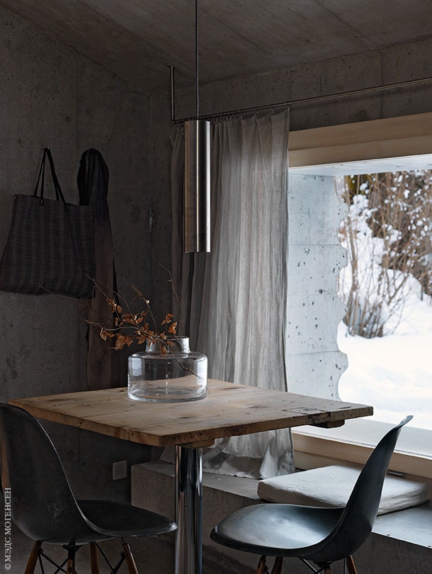 Обеденный уголок. Столик сделан на заказ. Стулья Eames Herman Miller. Стальной светильник над столом изготовлен по...