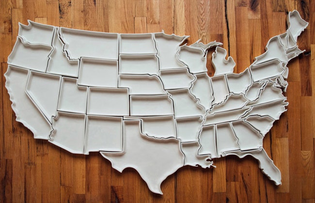 Карта США из фарфоровых тарелок