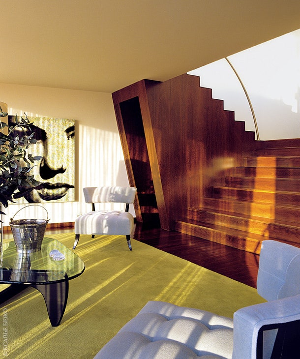 Входной холл. Стеклянный столик по дизайну Исаму Ногучи. Пол и лестница сделаны из сукупиры южноафриканской породы...