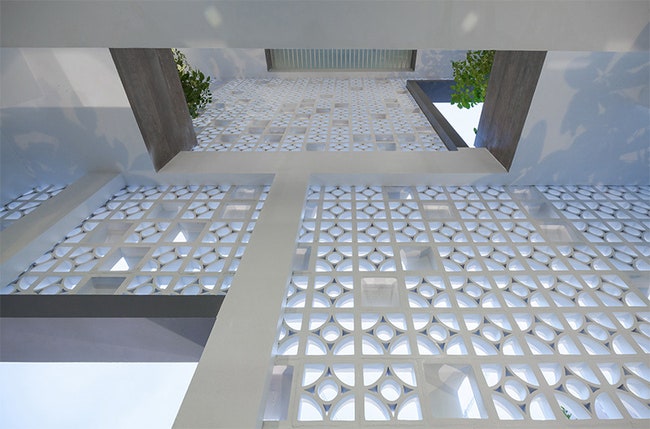 Домкокон с белым фасадом в Хошимине от вьетнамского бюро Landmak Architecture | Admagazine