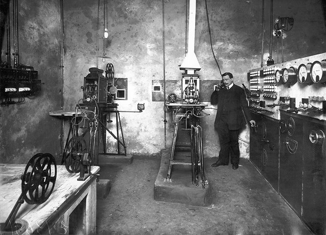 Проекционная аппаратура кинематографа “Пикадилли”. Фотограф Карл Булла 1913 год.
