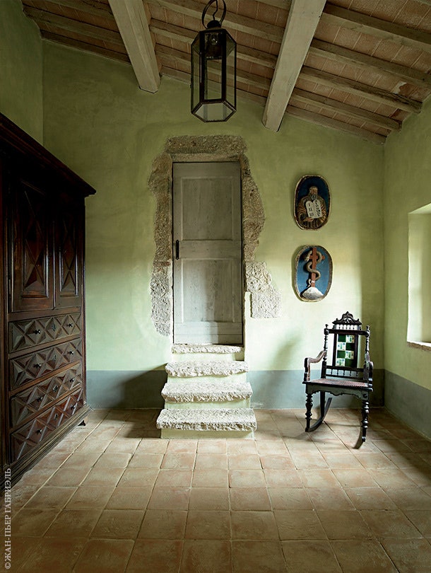 В коридоре ведущем в хозяйскую спальню — буфет XVIII века и неоготическое кресло.