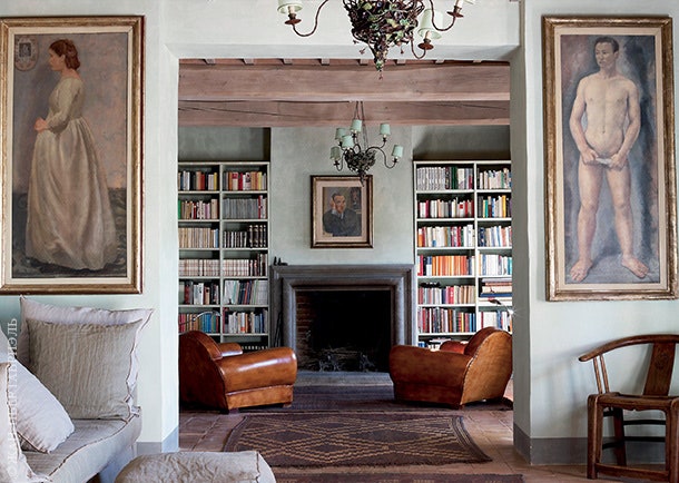 В библиотеке стоят кожаные кресла по дизайну Паолы Навоне для Baxter. На стене — два портрета римской школы 1930х.