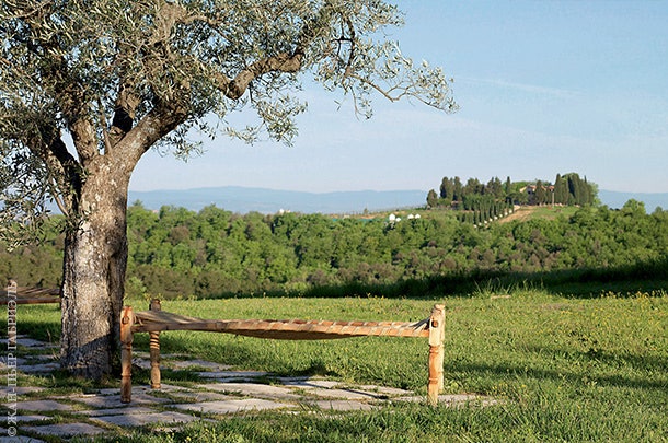 Усадьба La Porrona расположена между двух известных винодельческих районов Тосканы — Монтепульчано и Монтальчино.