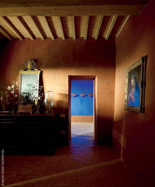 Это яркое цветовое сочетание Паола подсмотрела в марокканском доме Ива СенЛорана и решила что для тосканского пейзажа...