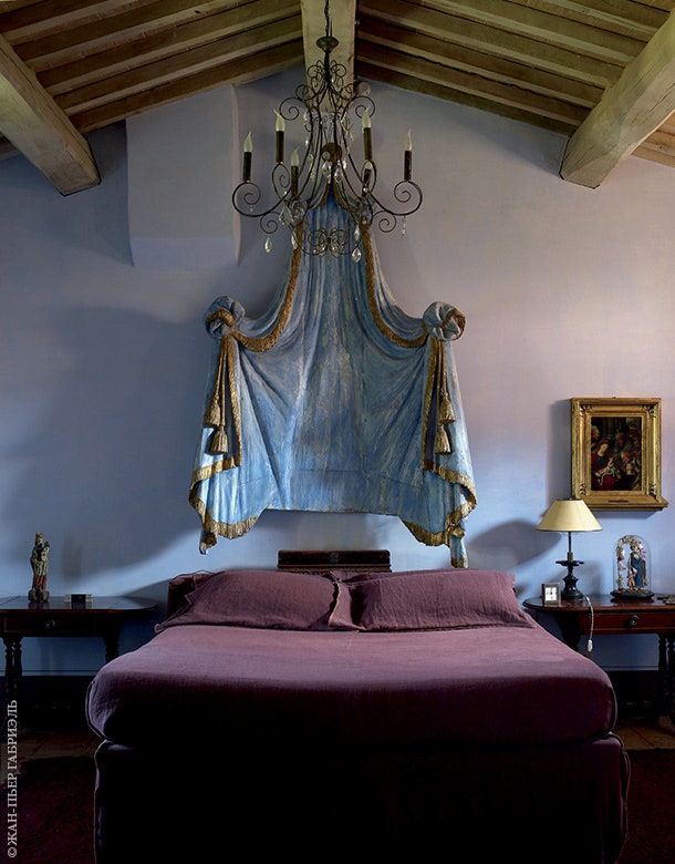 Хозяйскую спальню украшает резной балдахин XVII века из Неаполя. Это самая старая вещь в доме.