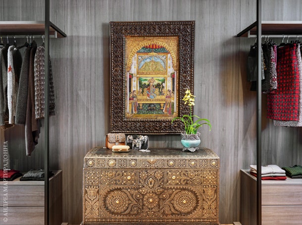 Фрагмент гардеробной. Система хранения Porro марокканский кожаный сундук отделанный позолоченными заклепками XVII век...