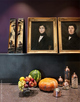 Фрагмент кухни. Портреты  и восточные панно нашли на блошином рынке в Париже. Кухня Minotti Cucine.