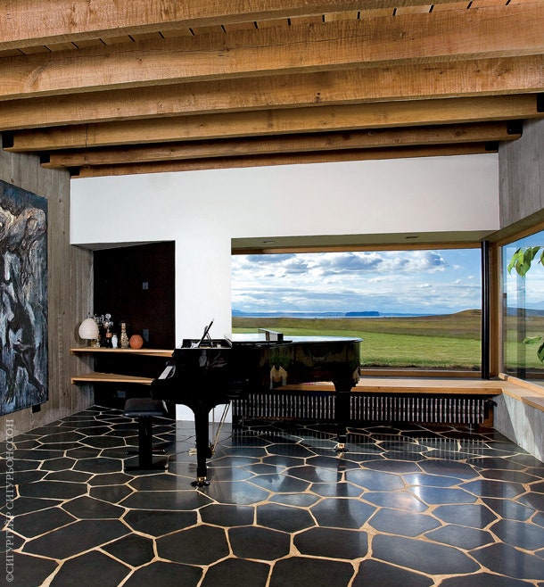 Центральный предмет в гостиной — рояль который увы редко используется. За окном открывается вид на Скагафьорд и остров...