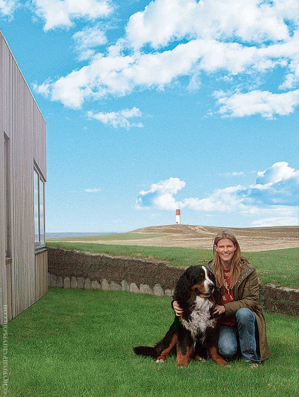 Хозяйка дома Лилью Паульмадоуттир с пастушьим псом Бинго. Лилью не только художник и продюсер но и коннозаводчик.