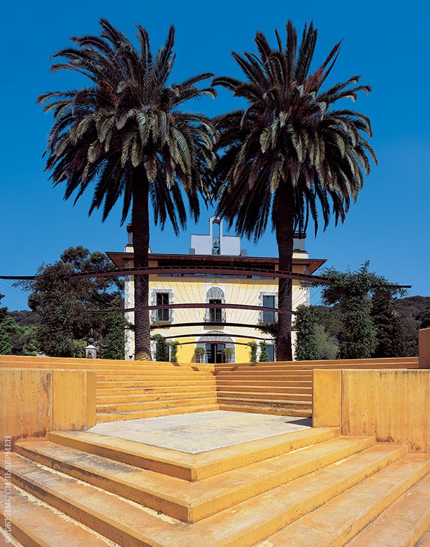 Архитектор Оскар Тускетс перестроил старинную винодельню в особняк Casa del Laberinto.