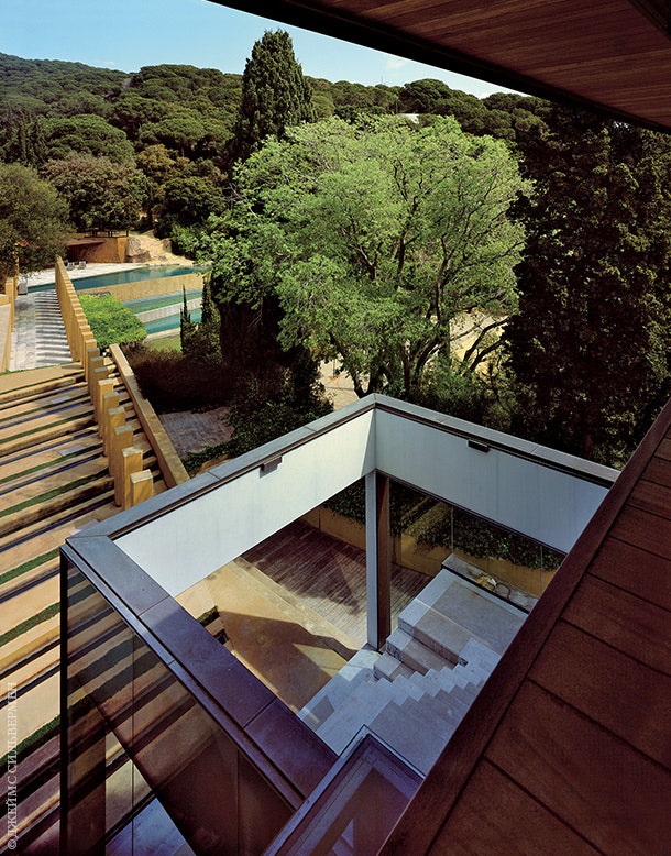 С верхних этажей дома открывается вид на каскад бассейнов и “японский” сад который Тускетс спроектировал вместе с...