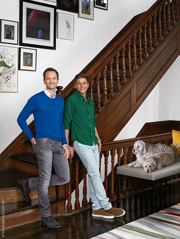 Нил Патрик Харрис и его муж Дэвид Бартка в гостиной дома в НьюЙорке где они живут со своими детьми — четырехлетними...