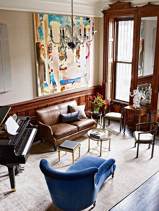 Музыкальная комната. Стены обтянуты тканью Donghia. Механическое пианино Yamaha. Кушетка Bohème Atelier. Картина Энни Лапин.
