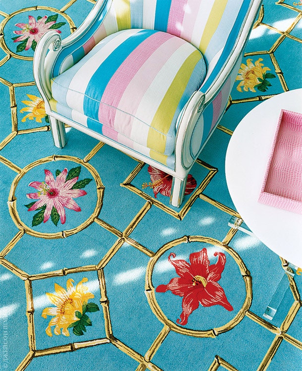 Фрагмент главной спальни. Обивка кресла составлена из полосок тканей разных цветов.