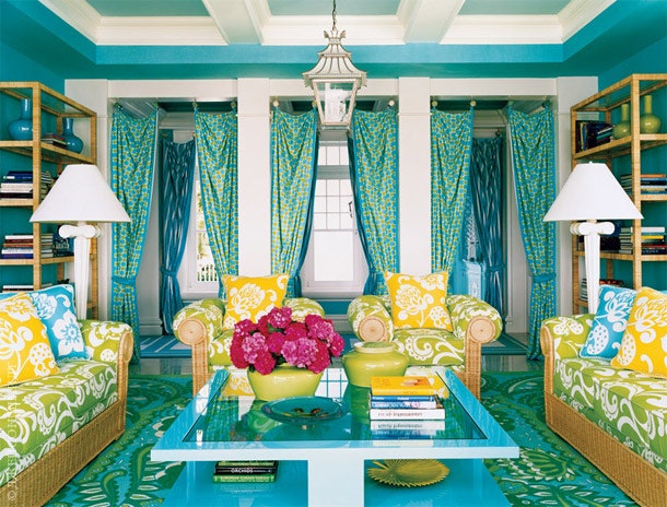В гостиной сочетания цветов и орнаментов особенно радикальные. Плетеные кресла и диваны сделаны на заказ компанией...