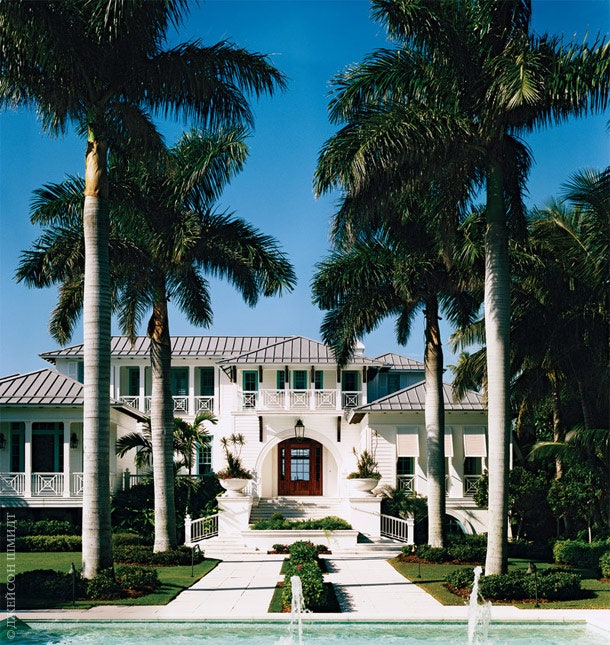 Дом семьи Джордж построила архитектурная компания Stofft Cooney. К центральному входу ведет аллея гигантских пальм.
