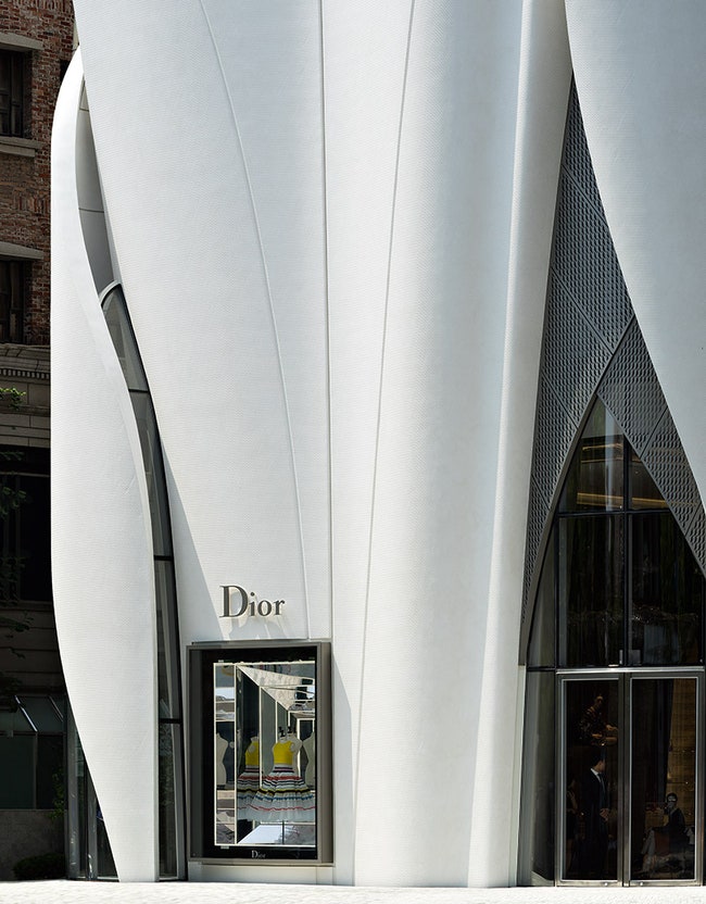 Главный вход в магазин Dior в Сеуле располагается на углу улицы.