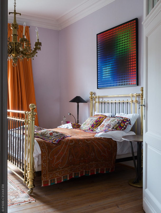 В спальне стоит английская кровать 1920х годов над ней картина Виктора Вазарели .