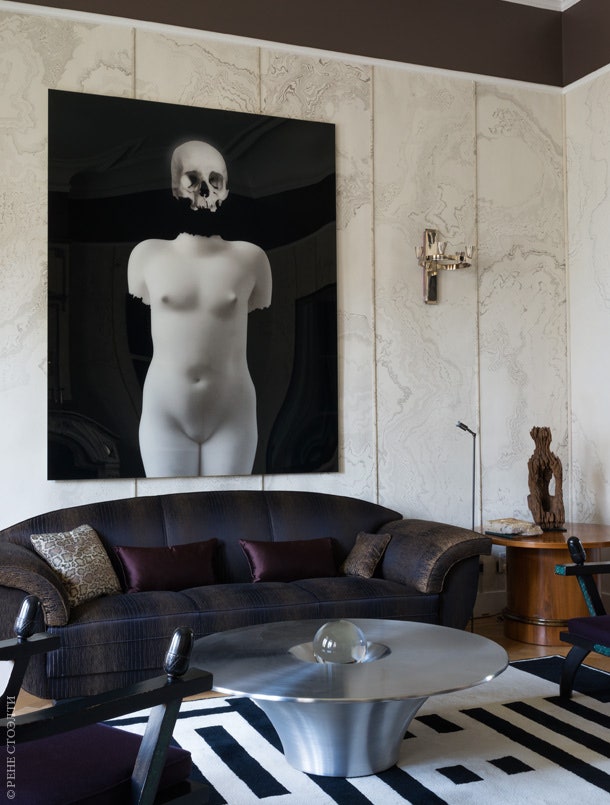 Гостиная. На стене фотография Vanitas работы Рене Стоэлти . Диван винтажный 1930х годов. Столик справа по дизайну Эрви в...