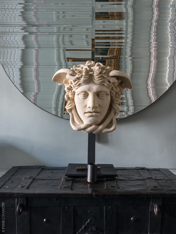 Прихожая. На сундуке XVII века стоит копия античной головы Медузы. Зеркало работы бельгийского дизайнера Мишеля Мартенса.