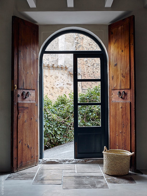 Дубовые входные двери  — работа местного мастера Педро Касановаса.