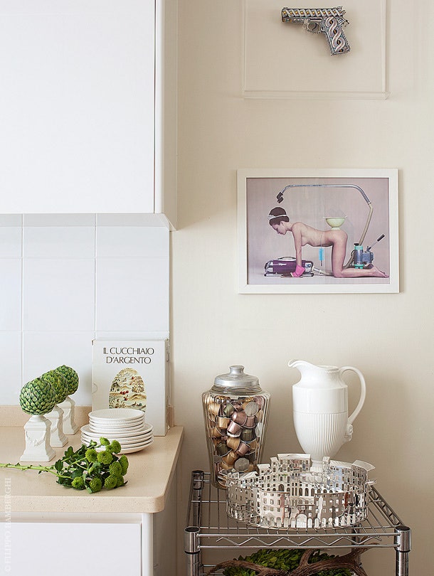 Кухонная мебель с мраморной столешницей сделана на заказ. На стене — фотография Челесте работы Маурицио Каттелана. На...