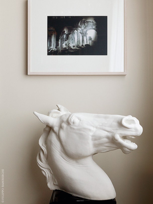 Голова лошади — работа миланского дизайнера Пьеро Фигуры. На стене — фотография Grand Tour CD 328 Марко Кампанини.