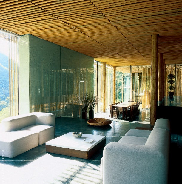 Гостиная виллы “Бамбуковая стена” обставлена дизайнерской мебелью. Пол покрыт черным сланцем.