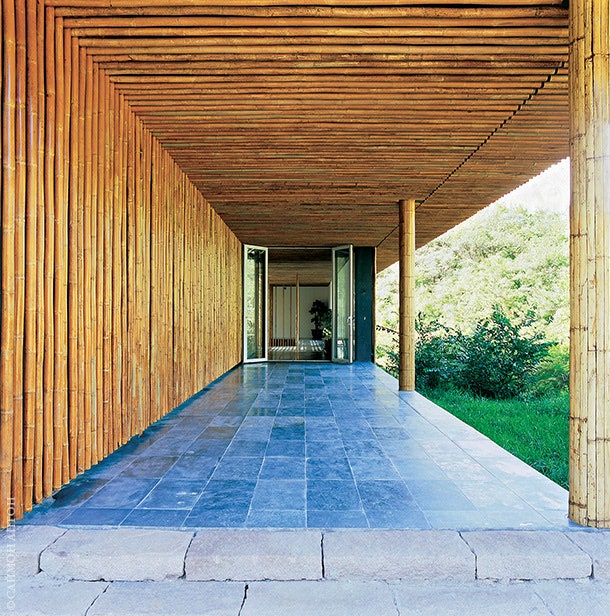Прототипом открытой террасы виллы “Бамбуковая стена” стала традиционная японская веранда — энгава.