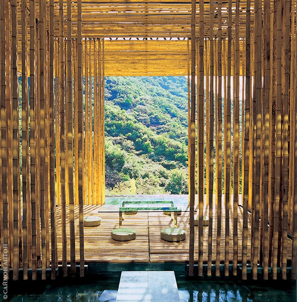 Стены пол и потолок чайного павильона виллы сделаны из бамбука.