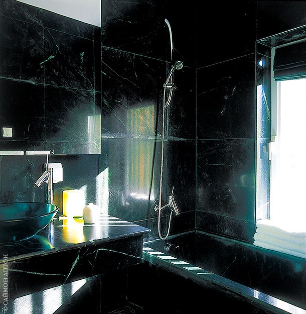 Ванная комната отделана черным мрамором. Смесители из коллекции Axor Starck Hansgrohe.
