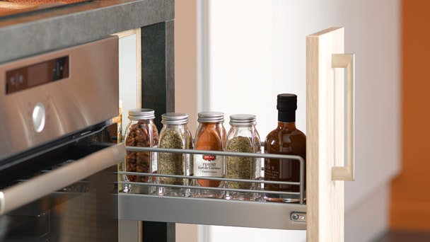 Приспособления на кухне выдвижные ящики и секции карусель разделители фурнитура | Admagazine