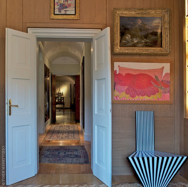 У стены обшитой светлыми деревянными панелями стоит стул Bine по дизайну Марчелло Марандини.