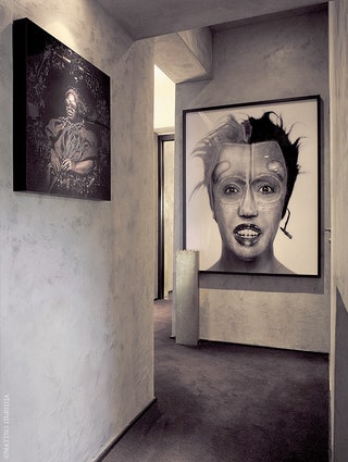 Прихожая. На стене — автопортрет фотохудожника Орлана в стиле бодиарт.
