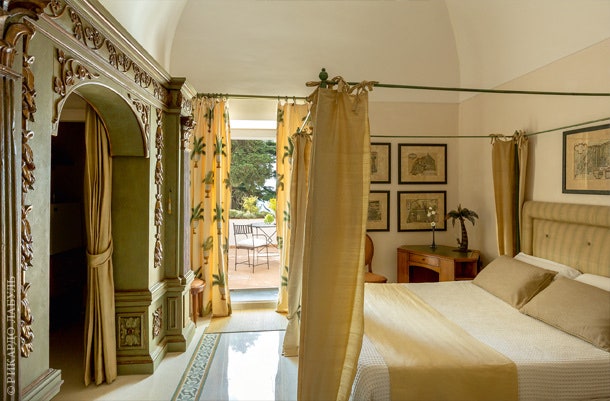 В гостевую спальню Франческо привез резной деревянный венецианский портал середины девятнадцатого века и переделал его...