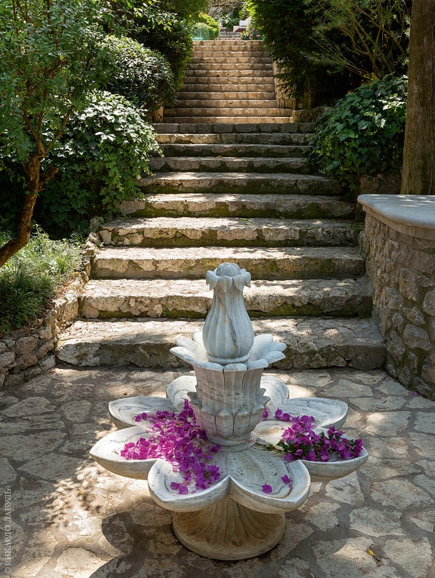 Каменная лестница начинается от мраморного маньеристского фонтана и ведет к бассейну.