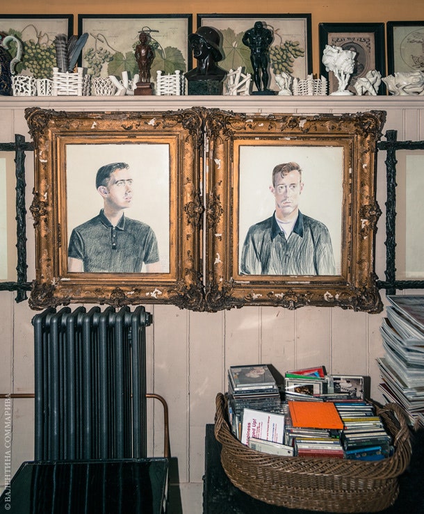 Портреты хозяев работы Глинна Бойда Харта . В позолоченные рамы когдато были вставлены картины Питера Брейгеля.
