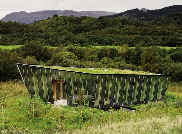 Дом построенный Домиником Стивенсом в Ирландии облицован зеркальными панелями днем его совершенно не видно среди...