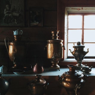 В одном из домиков открыта выставка посвященная традициям чаепития в Олонецкой губернии конца XIX  начала XX в.