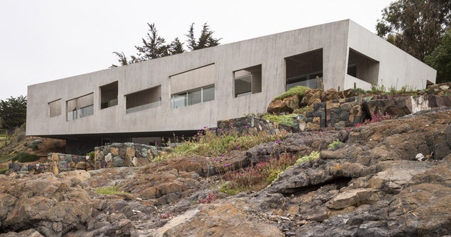 Жилой дом на берегу залива в Чили