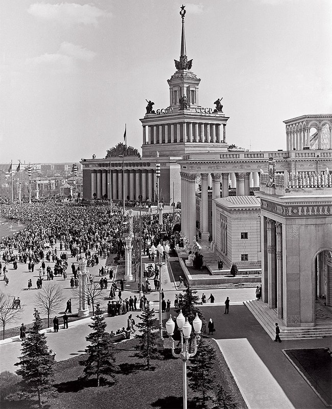 Главный павильон ВСХВ и площадь перед ним снимок 1958 года. ВСХВ торжественно открылась 1 августа 1939 года на площади в...