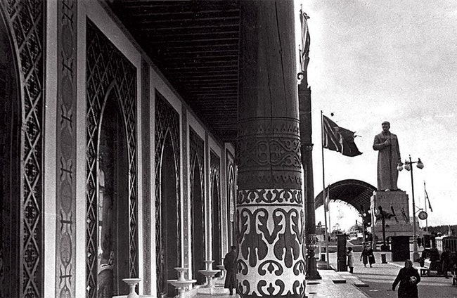Фасад павильона “Киргизская ССР” с памятником Сталину фото 1941 года.