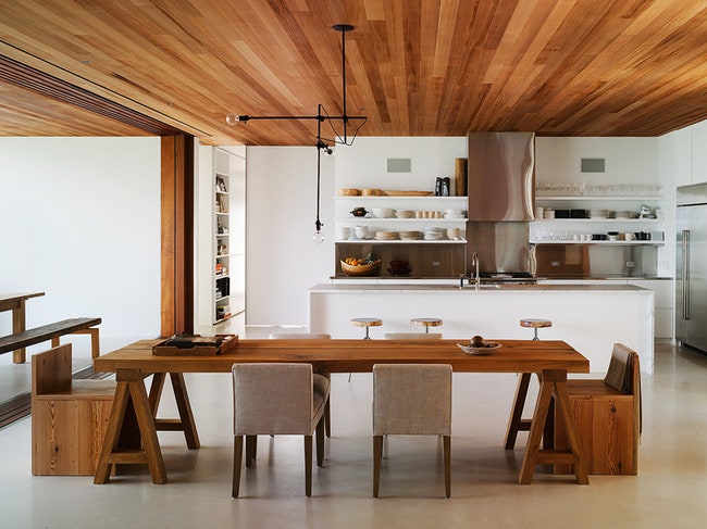 Как оформить кухню дерево и белые фасады цветная мебель геометрические узоры | Admagazine