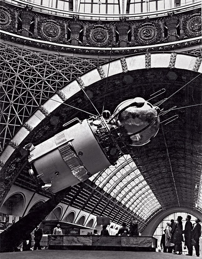 Макет космического корабля “Восток” в павильоне “Космос” . Фото 1965 года.